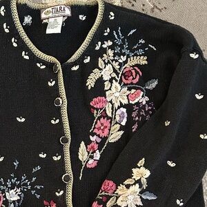 VINTAGE 2000 Tiara Black Floral Embroidered Cardigan Granny Sweater Sz Medium
